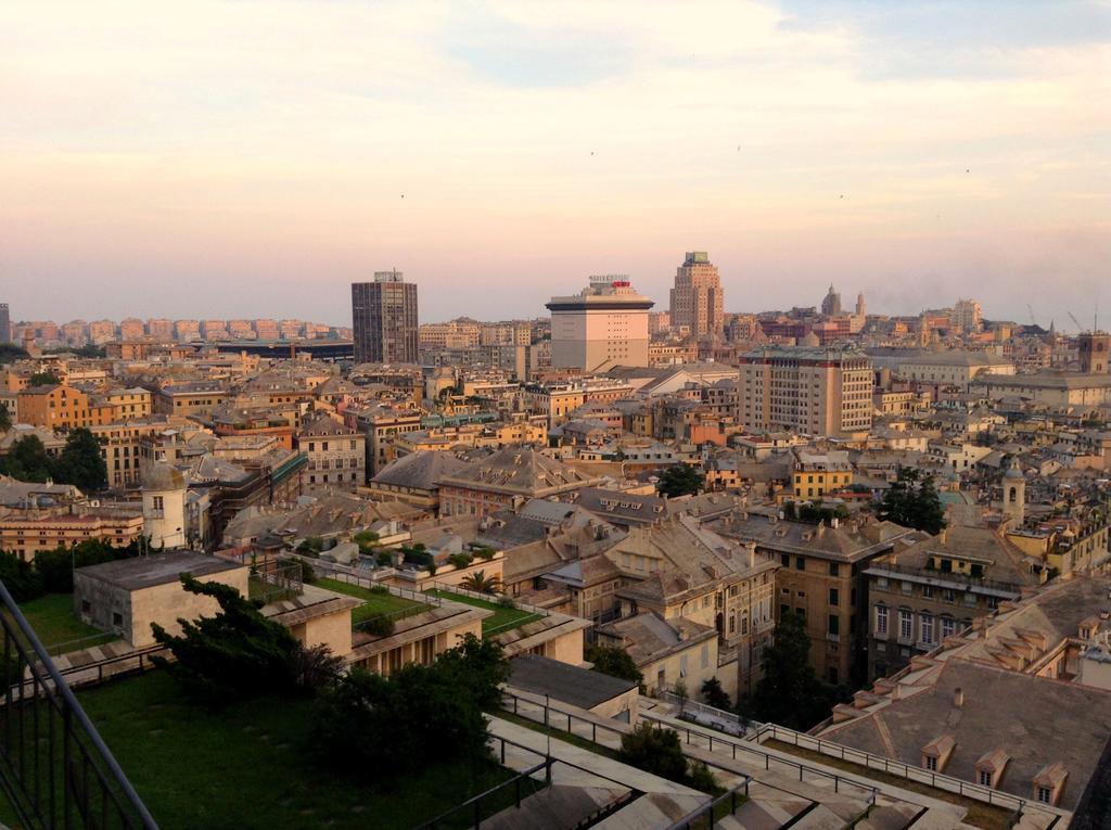 Appartamento In Centro Zona Fiera,Davanti Al Galliera Генуя Екстер'єр фото