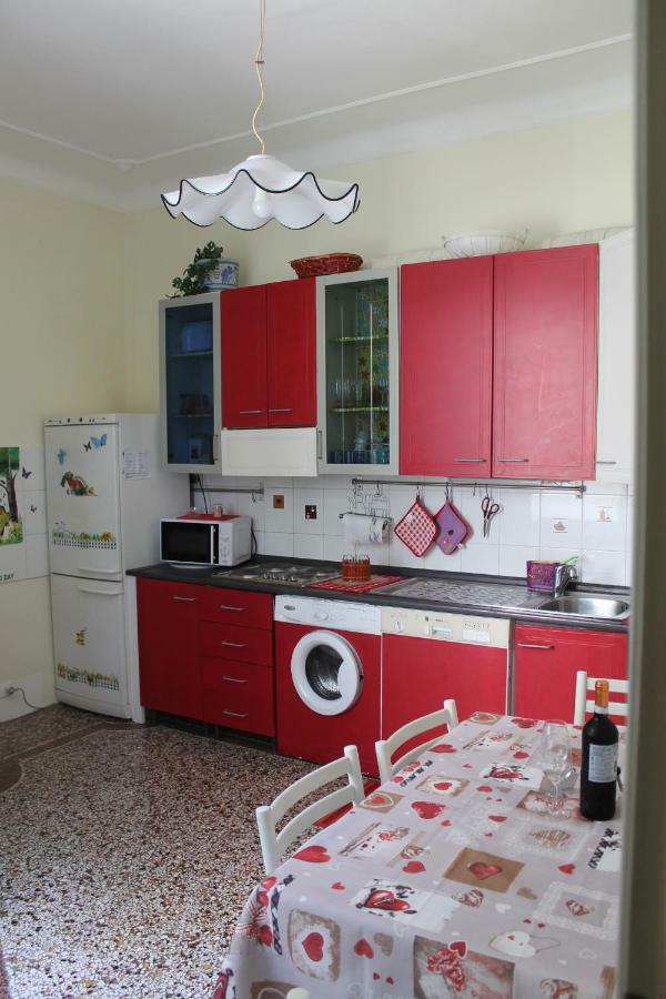 Appartamento In Centro Zona Fiera,Davanti Al Galliera Генуя Екстер'єр фото